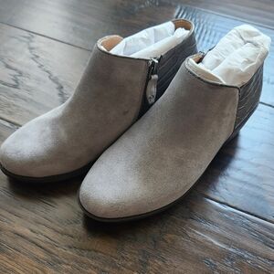 Vionic Water Repellent Suede Ankle Boots - Marissa. Size 6 M.